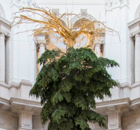 Τα Χριστούγεννα... ανάποδα! Δείτε το φετινό χριστουγεννιάτικο δέντρο της φημισμένης Tate Britain που έφερε κυριολεκτικά, τα πάνω-κάτω!