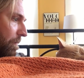 Viral βίντεο: Τρελάρας εκδικείται τον γάτο του που τον ξυπνάει τα ξημερώματα… νιαουρίζοντας κι αυτός!