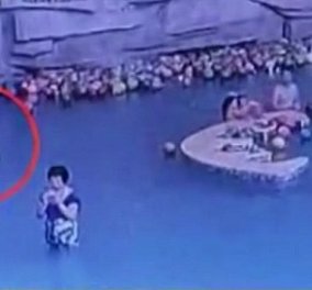 Απίστευτο βίντεο: Η μητέρα έπαιζε με το κινητό της ενώ δίπλα της το 4χρονο παιδί της πνιγόταν 