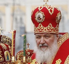 Ένα κινητό με χρυσό και διαμάντια απίστευτης πολυτέλειας έκαναν δώρο στον Πατριάρχη Μόσχας  
