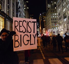 Κορυφώνονται οι διαδηλώσεις από τους πολέμιους του Ντόναλντ Τραμπ, εν όψει της ορκωμοσίας του