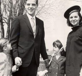 Vintage pic: Ποιός είναι ο νεαρούλης που έγινε σούπερ σταρ με την καλλονή μητέρα του; 