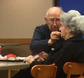 Love matters: 96χρονος ταΐζει την 93χρονη γυναίκα του με Αλτσχάιμερ & ο πλανήτης λιώνει - Φώτο