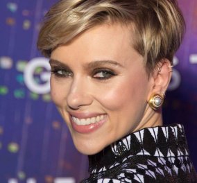 Made in Greece: Τα σκουλαρίκια Zolotas που έβαλε η Scarlett Johansson σε πρεμιέρα στο Παρίσι