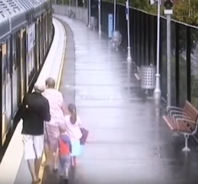 Βίντεο: Το Αγοράκι πέφτει στο κενό μεταξύ πλατφόρμας και τρένου & ο παππούς το σώζει!