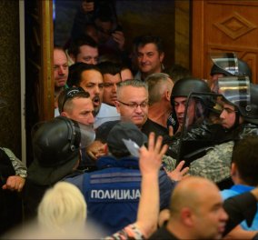 Χάος στα Σκόπια: Έφοδος διαδηλωτών μέσα στο Κοινοβούλιο - Συμπλοκές & 4 τραυματίες (Φωτό - Βίντεο)