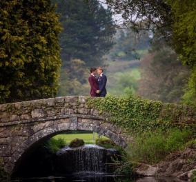 22χρονος Ολυμπιονίκης παντρεύεται τον 43χρονο σύντροφό του με ρομαντική τελετή σε πανέμορφο κάστρο