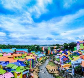 Φώτο πριν & μετά: Μια άσχημη παραγκούπολη μεταμορφώθηκε σε χαρούμενο χωριό γεμάτο χρώματα