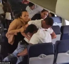 Βίντεο: Αρπάχτηκαν στο ξύλο & έγινε της κακομοίρας μέσα στο αεροπλάνο