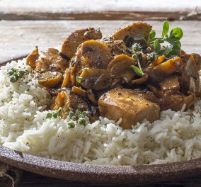Μια συνταγή ό,τι πρέπει για κυριακάτικο τραπέζι: Κοτόπουλο αλά κρεμ από τον Άκη Πετρετζίκη