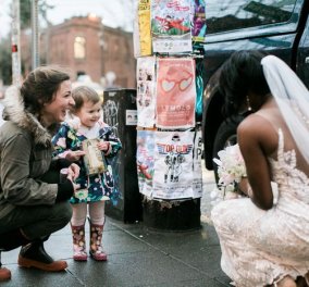 Story of the Day: Μπεμπούλα βλέπει μπροστά της μια νύφη - Την μπερδεύει με πριγκίπισσα του παραμυθιού της & γίνεται viral 