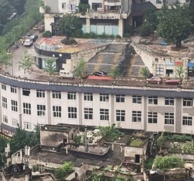 5όροφο κτήριο στην Κίνα έχει δρόμο στην ταράτσα του & το τρένο περνάει μέσα από ένα άλλο (Φωτό)