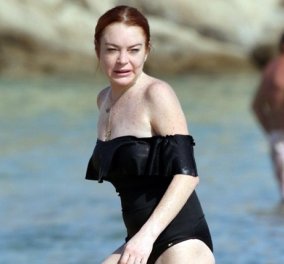 Κάθε χρόνο στην Μύκονο: Η Lindsay Lohan απολαμβάνει τα μπάνια της στο αγαπημένο της νησί (ΦΩΤΟ)