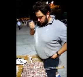 Βίντεο για καλημέρα: Σε πανηγύρι ένας Κρητικός αλατίζει τις μπριζόλες καλύτερα από τον Τούρκο γόη- χασάπη 