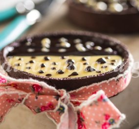 Τάρτα με δύο σοκολάτες και φουντούκι δημιουργείτε με εξαιρετική συνταγή της Ντίνα Νικολάου