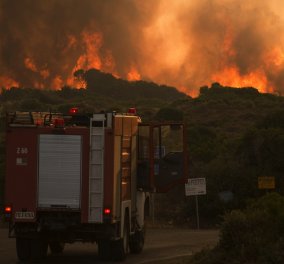 Σε κατάσταση έκτακτης ανάγκης τα Κύθηρα: Εκκενώθηκαν οικισμοί - Σκληρές μάχες των πυροσβεστών με τις φλόγες (ΦΩΤΟ-ΒΙΝΤΕΟ)