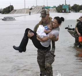 Ο τυφώνας Χάρβεϊ δεν άφησε τίποτε όρθιο στο πέρασμα του - Εικόνες βιβλικής καταστροφής σε πόλεις του Τέξας (ΦΩΤΟ)