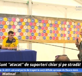 Κρατώντας ένα καλάμι ψαρέματος πήγε να κάνει ερωτήσεις ο Ρουμάνος δημοσιογράφος - Άνω κάτω έγινε η συνέντευξη τύπου (ΒΙΝΤΕΟ)
