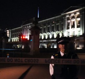 Συναγερμός στο Λονδίνο - Σφραγίστηκε το Μπάκιγχαμ - Άνδρας επιτέθηκε με ξίφος εναντίον αστυνομικών  