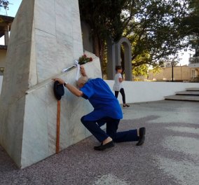 Συγκινητική στιγμή: Ο Μανώλης Γλέζος γονατίζει στο μνημείο πεσόντων του Αγρινίου