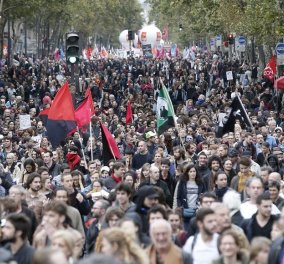Στους δρόμους πάνω από 400.000 Γάλλοι για τα μέτρα της κυβέρνησης Μακρόν