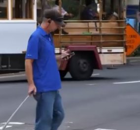 Χαβάη: Νόμος απαγορεύει τα κινητά τηλέφωνα...στους πεζούς που διασχίζουν τον δρόμο (ΒΙΝΤΕΟ)
