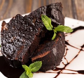 Το πιο ξεχωριστό κέικ με σοκολάτα & καραμέλα που έχετε δοκιμάσει ποτέ σας από τον Άκη Πετρετζίκη
