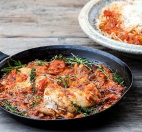 Η συνταγή της ημέρας από την Αργυρώ Μπαρμπαρίγου: Κοτόπουλο κοκκινιστό με μακαρόνια, που ξετρελαίνει όλη την οικογένεια!