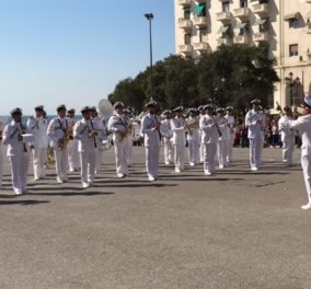  Θεσσαλονίκη - Βίντεο: Εντυπωσίασε η μπάντα του Πολεμικού Ναυτικού - έπαιξε από Despacito μέχρι Σαββόπουλο 