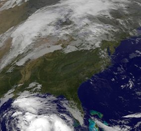 Σε συναγερμό οι αρχές των ΗΠΑ: Στις αμερικανικές ακτές έφθασε ο κυκλώνας Νέιτ