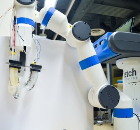 Το ρομπότ με τα απαλά «δάχτυλα» που αλλάζει λάμπα χωρίς να τη σπάει