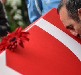  Ο Βαλέριος Λεωνίδης στην κηδεία του Σουλεϊμάνογλου - Δείτε τη στιγμή που φιλάει το φέρετρο (ΒΙΝΤΕΟ)