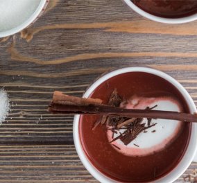 Γεύση ... σαν βελούδο: Ζεστή σοκολάτα red velvet από τον Άκη Πετρετζίκη