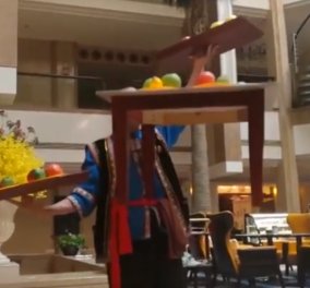 Βίντεο: Ο «ακροβάτης» σερβιτόρος που μεταφέρει τα πιάτα με το... στόμα 