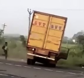Κωμωδία ή Θρίλερ; - Τρελό φορτηγό 'χορεύει" ανεξέλεγκτο σε κεντρικό δρόμο της Ινδίας (ΒΙΝΤΕΟ)