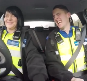 Βίντεο: Όταν οι αστυνομικοί έχουν χιούμορ & γίνονται viral τραγουδώντας τα κάλαντα στην οδική βοήθεια!