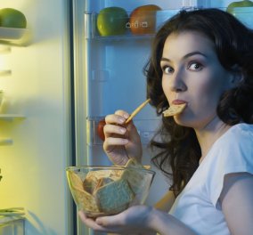 Νέα έρευνα αποκαλύπτει: Το βράδυ υπάρχει μεγαλύτερος κίνδυνος να «ξεσπάσετε» στο φαγητό - Δείτε γιατί!