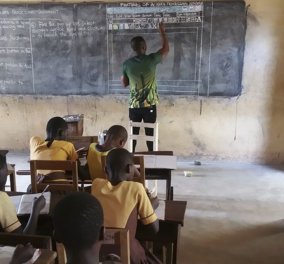Δάσκαλος από τη Γκάνα κέρδισε τις καρδιές των ανθρώπων: Διδάσκει Πληροφορική με το Word ζωγραφισμένο σε πίνακα   