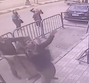 Hero of the day: Αστυνομικός πιάνει στον αέρα παιδάκι που πέφτει από τον τρίτο όροφο (ΒΙΝΤΕΟ)