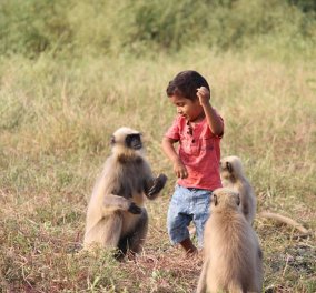 Ο σύγχρονος Μόγλης της Ινδίας: Η ασυνήθιστη φιλία ενός δίχρονου αγοριού με τις μαϊμούδες (ΦΩΤΟ - ΒΙΝΤΕΟ)