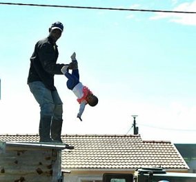 Απερίγραπτες εικόνες: Πατέρας "πετάει" την 1 έτους κορούλα του από την ταράτσα για να... αποφύγει την κατεδάφιση (ΦΩΤΟ)