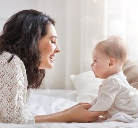 Αυτοί είναι οι 6 πιο πιθανοί λόγοι που κλαίει το μωρό σου το βράδυ!