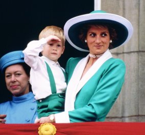 O Xάρι άφησε μια κενή θέση στην εκκλησία για την «απούσα μητέρα του» πριγκίπισσα Diana (ΦΩΤΟ)