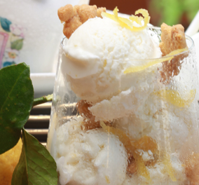 Η Ντίνα Νικολάου σε μια απολαυστική δημιουργία: Φτιάχνει δροσιστικό παγωτό γιαούρτι με μέλι και λεμόνι 