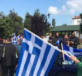 Οι κάτοικοι στις Πρέσπες με ελληνικές και μαύρες σημαίες φωνάζουν «Η Μακεδονία είναι ελληνική» (ΦΩΤΟ & VIDEO)