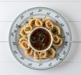 Το απόλυτο καλοκαιρινό φαγητό: Πεντανόστιμα καλαμαράκια με πικάντικη σάλτσα από τον Άκη