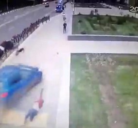 Η στιγμή που αυτοκίνητο πέφτει σε 3 μαθητές, τους πετά στον αέρα - Είχαν όμως καλό άγγελο κι έζησαν (VIDEO)
