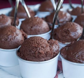 Φτιάξτε μόνο με 3 υλικά γευστική μους σοκολάτα σε μορφή παγωτού με τις οδηγίες του Στέλιου Παρλιάρου