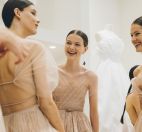 Καρέ- καρέ πως οι μοδίστρες & oi μόδιστροι του Dior ράβουν μια πανδύσκολη couture τουαλέτα πλισέ (φωτο)