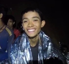 Παγκόσμια χαρά: Όλα τα παιδιά κι ο προπονητής βγήκαν από το σπήλαιο στην Ταϊλάνδη (Βίντεο)